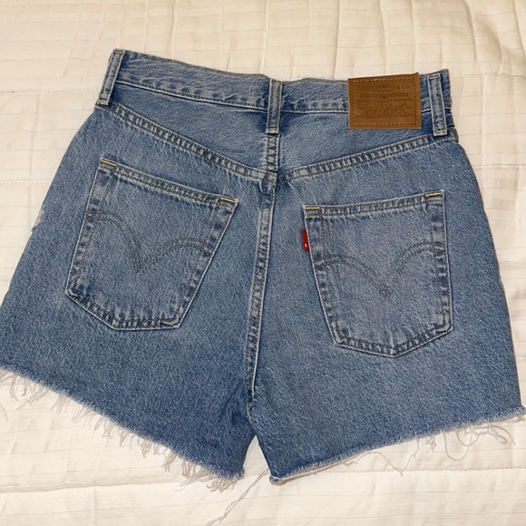 Levi’s Ribcage Shorts - Picture 2 of 3